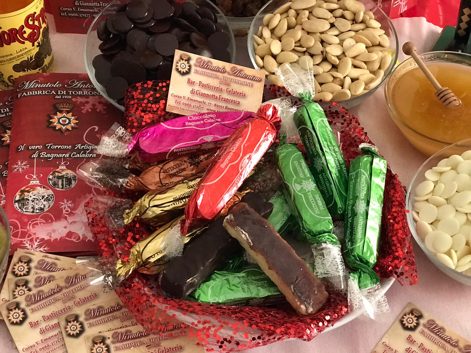 Torrone pura mandorla zucchero e cioccolato
